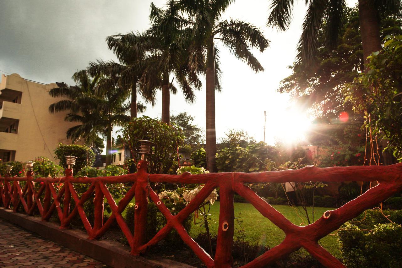 Hotel Neeraj Bhawan Rishīkesh Buitenkant foto