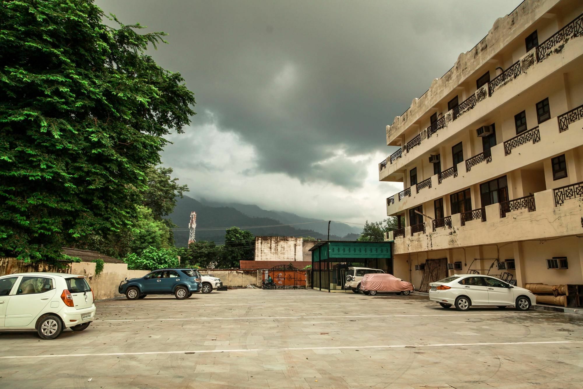 Hotel Neeraj Bhawan Rishīkesh Buitenkant foto
